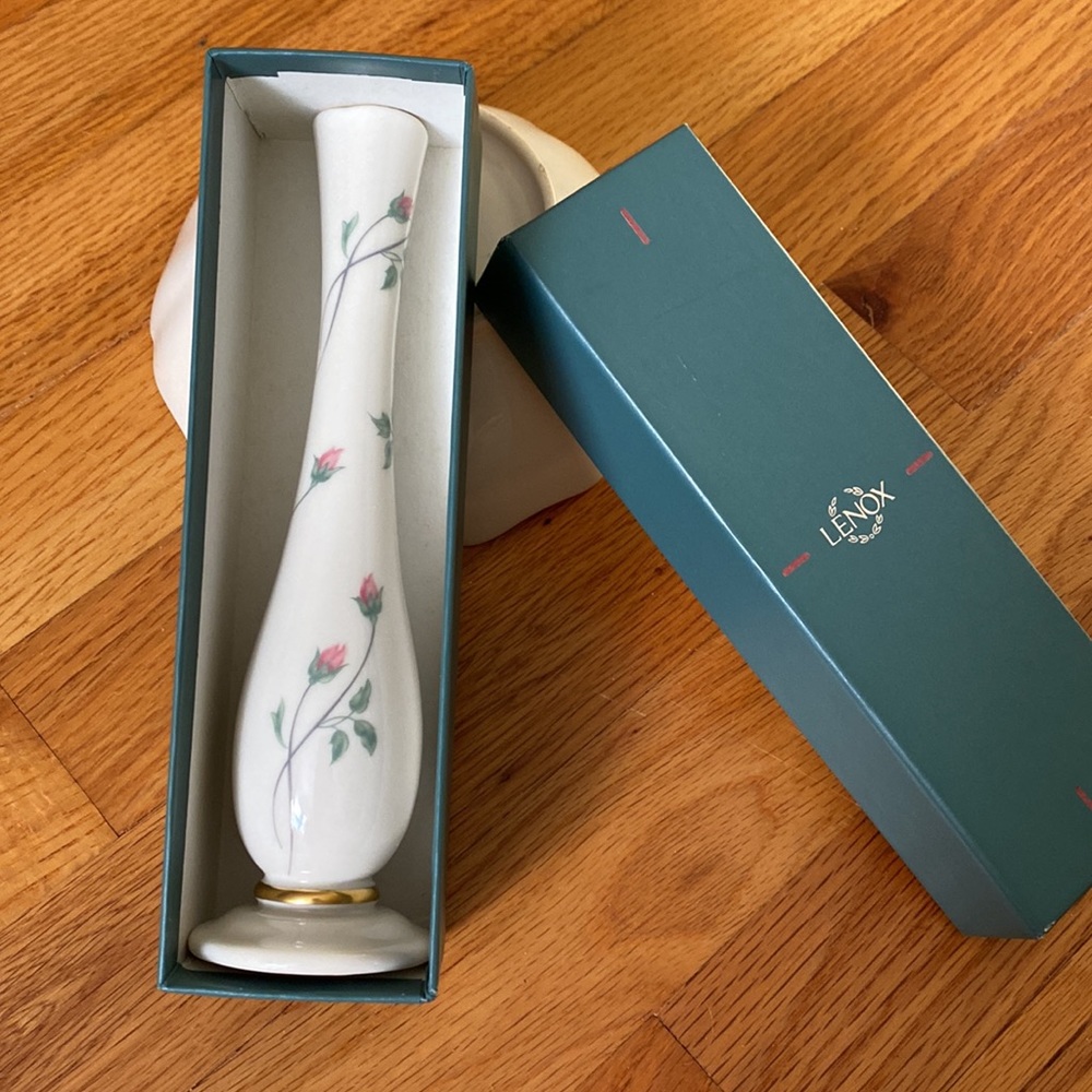 Lenox Rose Manor NWT bud vase 8” with box trimmed in 24k gold, made in USA - Picture 1 of 4